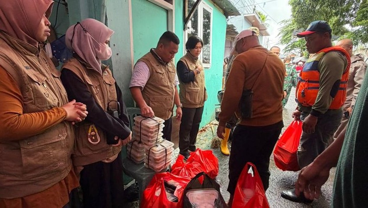 Polisi dan SPPG Bekasi Salurkan 500 Paket Makanan untuk Warga Terdampak Banjir Teluk Pucung Polisi dan SPPG Bekasi Salurkan 500 Paket Makanan untuk Warga Terdampak Banjir Teluk Pucung
