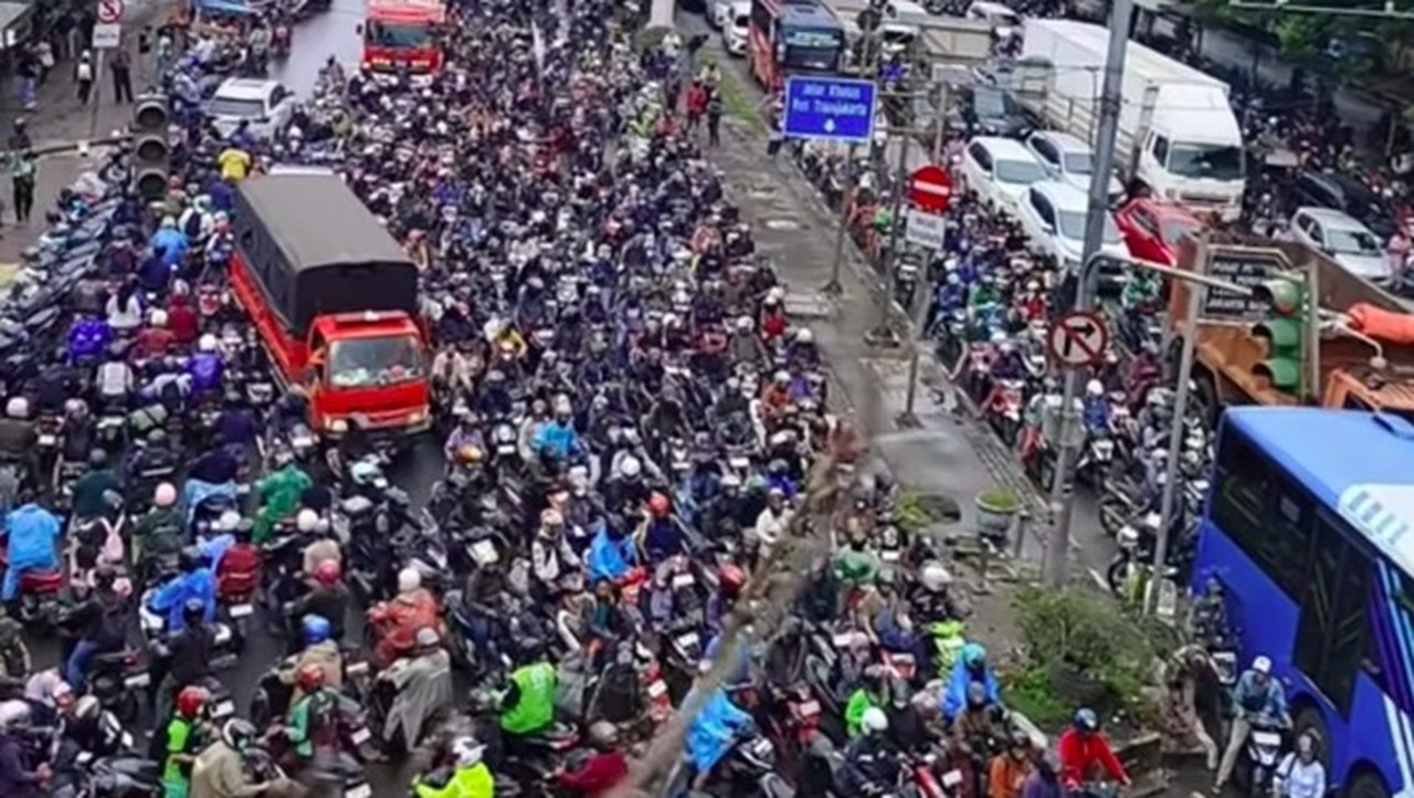 Terjebak Banjir 3 Jam di Daan Mogot, Warga Pilih Kembali Pulang daripada Berkantor Terjebak Banjir 3 Jam di Daan Mogot, Warga Pilih Kembali Pulang daripada Berkantor