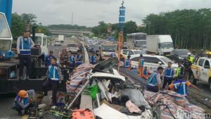 Truk Hilang Kendali Picu Kecelakaan Maut Tiga Kendaraan di Tol Batang