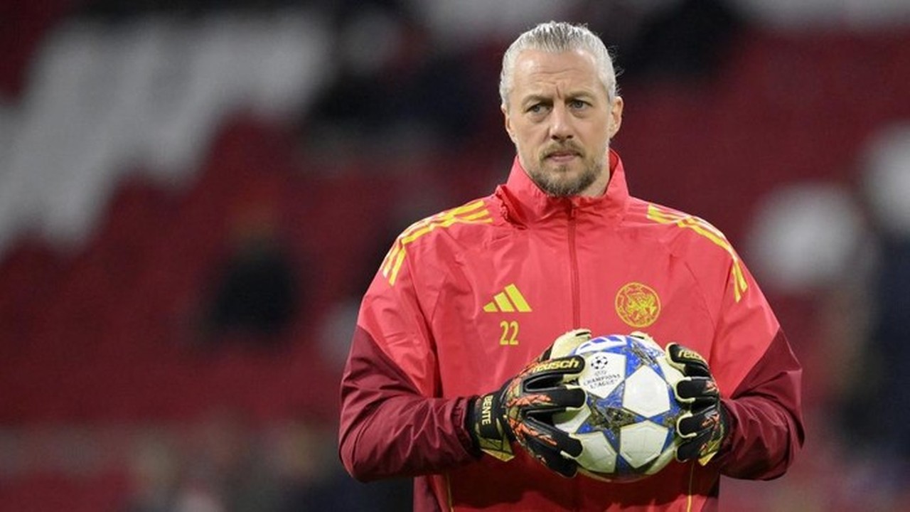 Remko Pasveer Hengkang, Ajax Bidik Maarten Paes Perkuat Lini Pertahanan Kiper