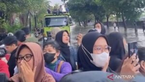 Kisah Haru Pekerja Daan Mogot: Tumpangan Truk Gratis Terobos Banjir dan Kemacetan Parah