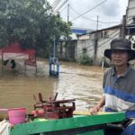 Pedagang Ikan Nekat Terobos Banjir Bekasi demi Nafkahi Keluarga, Berharap Pemerintah Bertindak