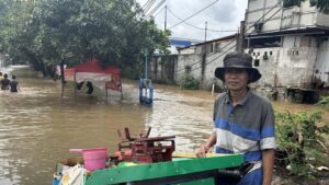 Pedagang Ikan Nekat Terobos Banjir Bekasi demi Nafkahi Keluarga, Berharap Pemerintah Bertindak