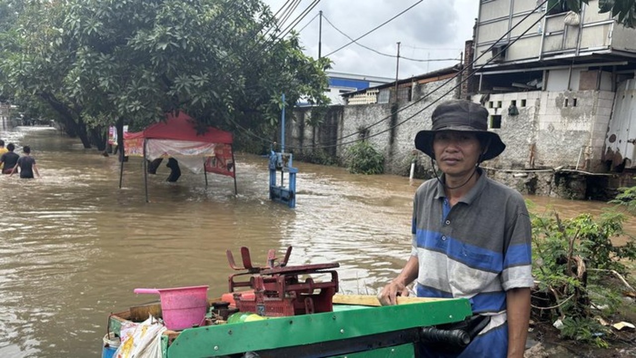 Pedagang Ikan Nekat Terobos Banjir Bekasi demi Nafkahi Keluarga, Berharap Pemerintah Bertindak