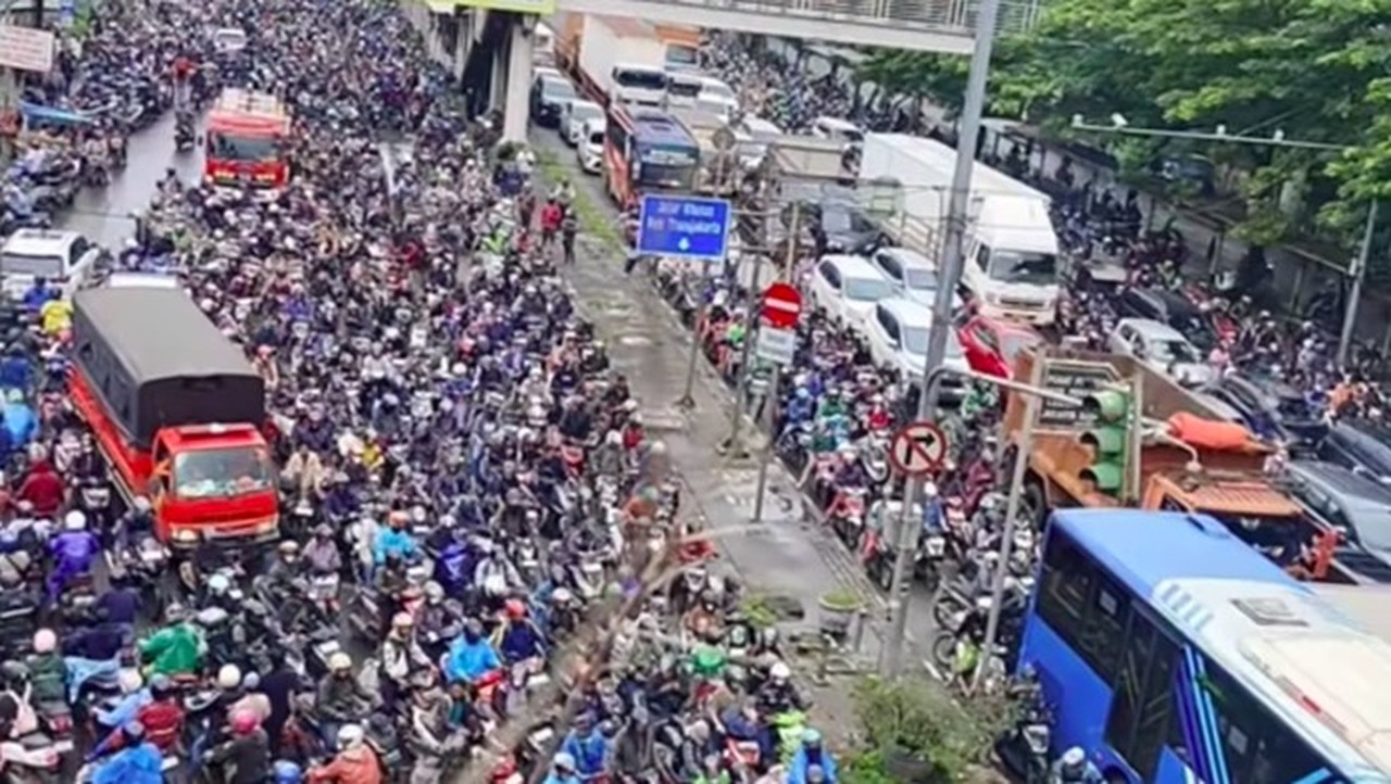 Banjir Daan Mogot: Genangan 60 Cm Lumpuhkan Arus, Motor Lawan Arah Picu Macet Parah Banjir Daan Mogot: Genangan 60 Cm Lumpuhkan Arus, Motor Lawan Arah Picu Macet Parah