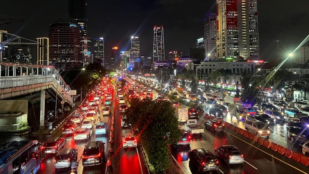 Hujan Deras Guyur Jakarta, Lalu Lintas Tol Dalam Kota dan Gatot Subroto Macet Parah