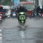 Banjir Jakarta Malam Ini: 46 RT dan 13 Jalan Masih Terendam Akibat Hujan Tinggi