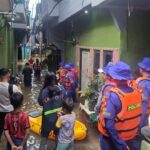 Banjir Kebon Pala Meluap, Polairud Polda Metro Jaya Turun Tangan Bantu Warga dan Pelajar