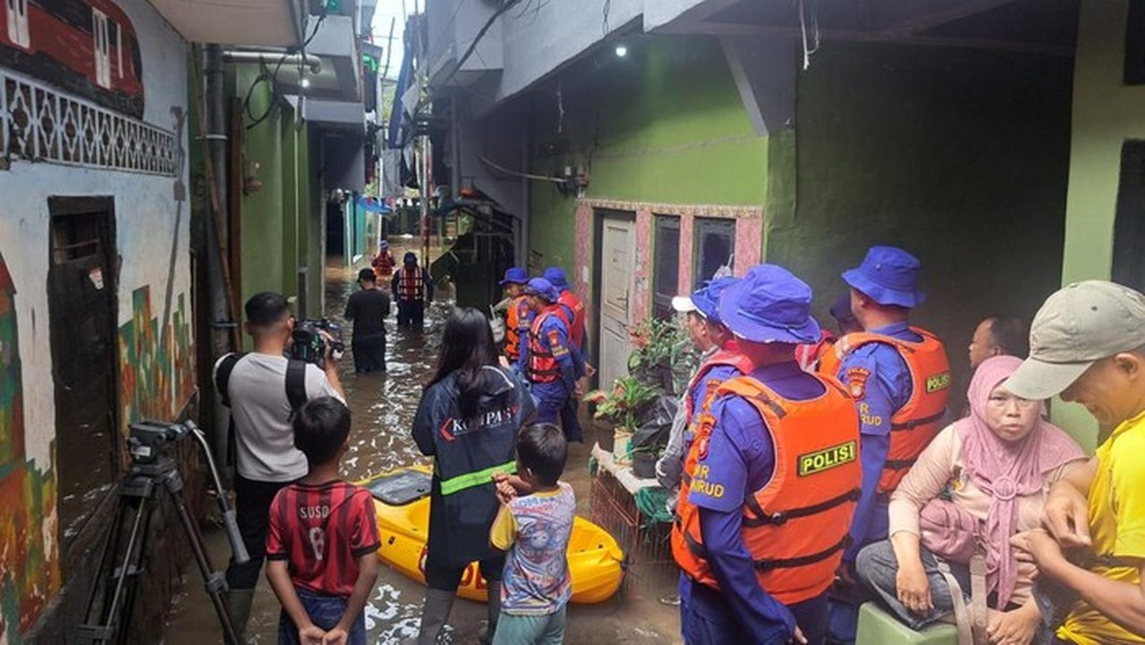 Banjir Kebon Pala Meluap, Polairud Polda Metro Jaya Turun Tangan Bantu Warga dan Pelajar