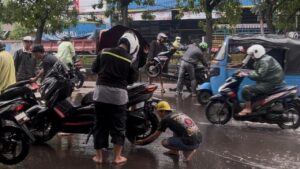 Banjir Daan Mogot Seharian, Warga Rela Bantu Pengendara Motor Mogok Tanpa Imbalan