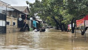 Sirene Peringatan Dini Meraung, Tujuh Kecamatan di Bekasi Terendam Banjir Akibat Hujan Deras