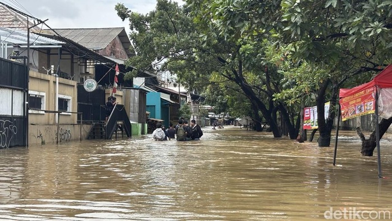 Sirene Peringatan Dini Meraung, Tujuh Kecamatan di Bekasi Terendam Banjir Akibat Hujan Deras