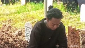 Reza Arap Ziarah ke Makam Lula Lahfah, Ungkap Impian Sang Kekasih untuk Kariernya