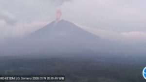 Gunung Semeru Erupsi Tiga Kali Pagi Ini, Kolom Abu Capai 1 Kilometer