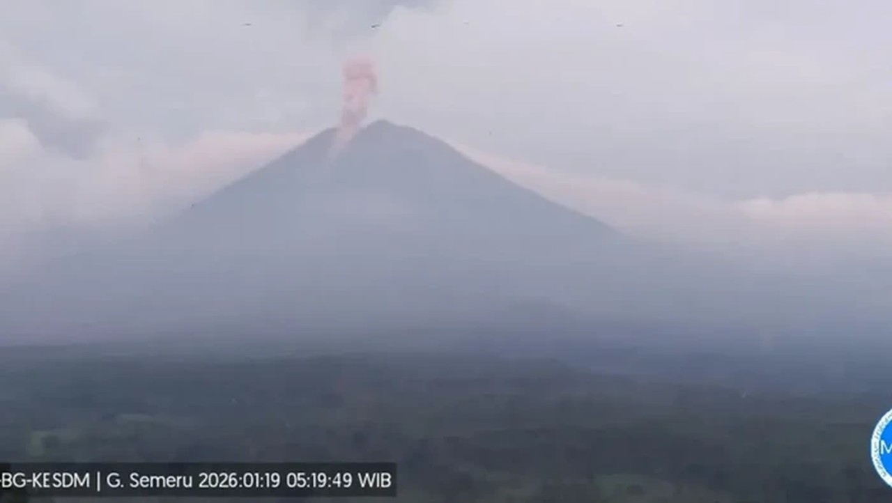 Gunung Semeru Erupsi Tiga Kali Pagi Ini, Kolom Abu Capai 1 Kilometer