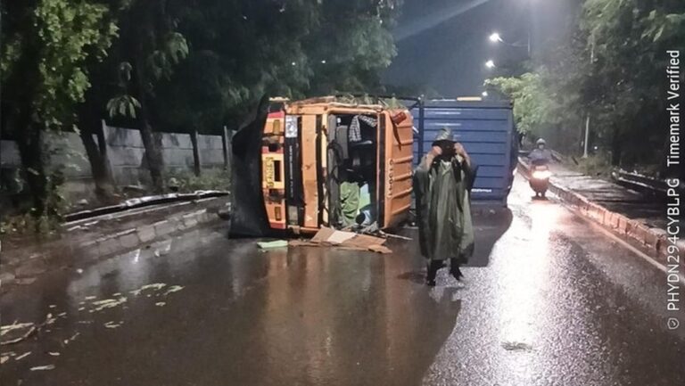 Truk Kontainer Terbalik di Cilincing, Arus Lalu Lintas ke Cakung Terganggu