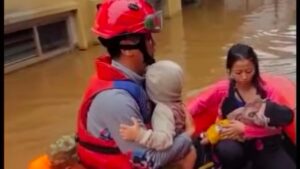 Banjir Rawajati Jakarta Selatan Meluap Hingga 1,5 Meter, Warga Dievakuasi Petugas