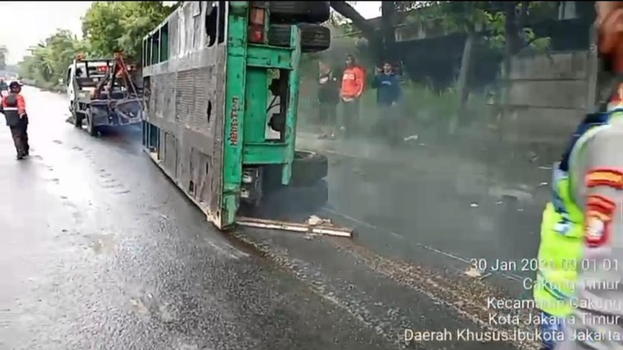 Truk Kontainer Terguling di Cilincing Sebabkan Macet Parah, Evakuasi Berlangsung 5 Jam