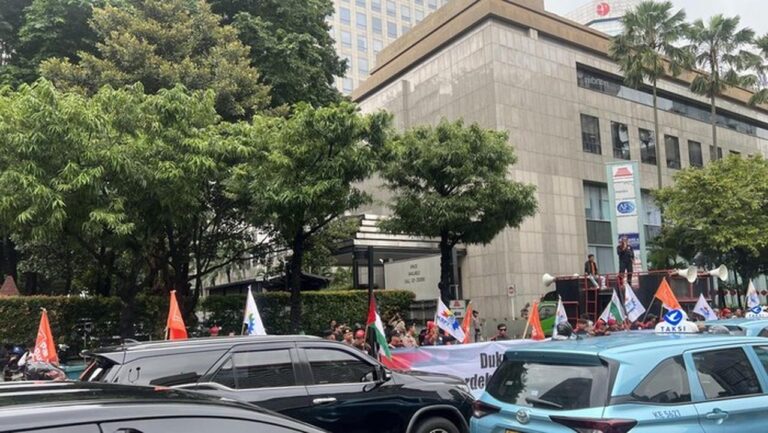 Buruh Demo di Kantor PBB Jakarta, Tolak Keterlibatan Indonesia di Dewan Perdamaian Gaza