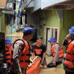 Ditpolairud Polda Metro Jaya Kerahkan 25 Personel Bantu Evakuasi Warga Terdampak Banjir di Kebon Pala