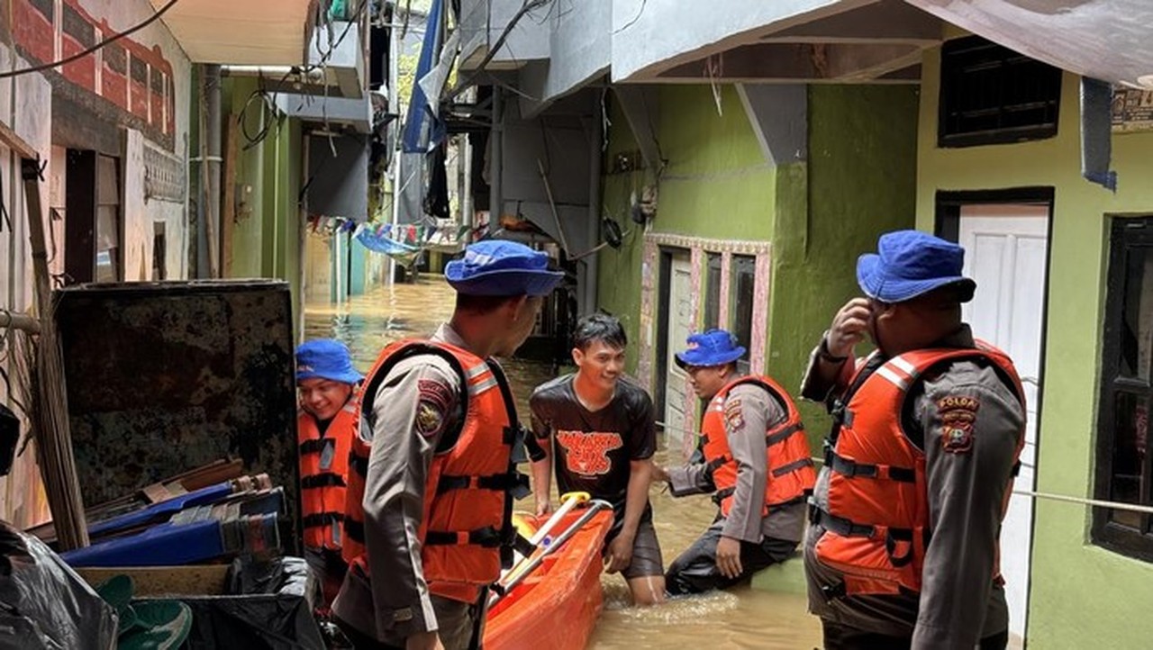 Ditpolairud Polda Metro Jaya Kerahkan 25 Personel Bantu Evakuasi Warga Terdampak Banjir di Kebon Pala