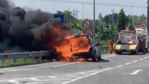 BMW X3 Terbakar Hebat di Tol Gresik, Sempat Berasap Sebelum Meledak