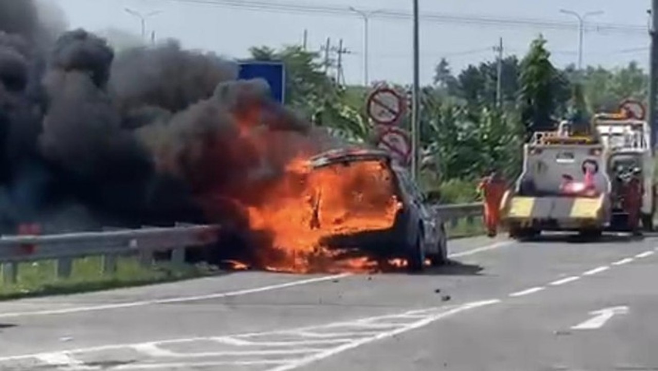 BMW X3 Terbakar Hebat di Tol Gresik, Sempat Berasap Sebelum Meledak