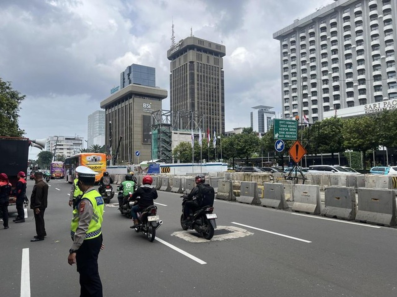 Demo Buruh di Depan Kantor PBB Jakarta Berakhir, Lalin MH Thamrin Normal Kembali Demo Buruh di Depan Kantor PBB Jakarta Berakhir, Lalin MH Thamrin Normal Kembali