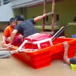 Banjir Kampung Melayu Tak Surut, Polairud Polda Metro Evakuasi Warga Terdampak