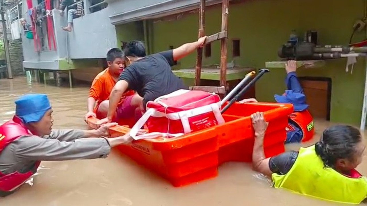 Banjir Kampung Melayu Tak Surut, Polairud Polda Metro Evakuasi Warga Terdampak
