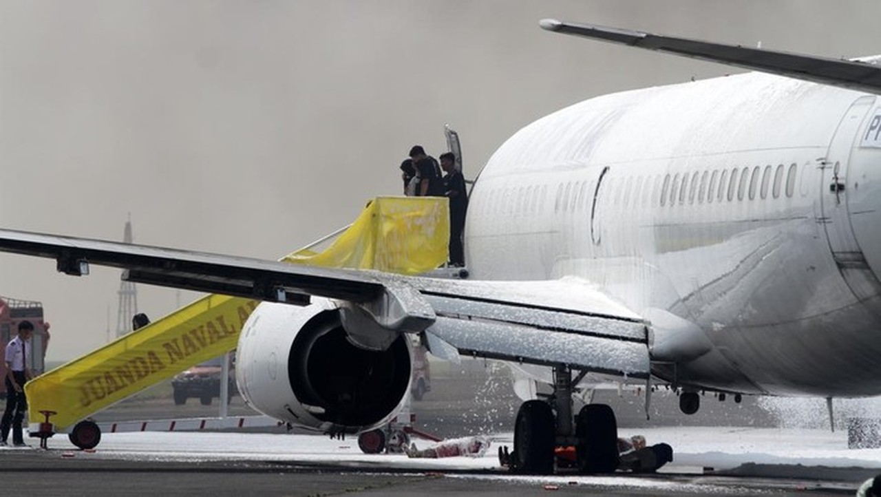 Pesawat Latih Puspenerbal Juanda Tergelincir, Runway Bandara Sempat Ditutup Satu Jam Pesawat Latih Puspenerbal Juanda Tergelincir, Runway Bandara Sempat Ditutup Satu Jam