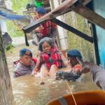 Banjir 1,7 Meter di Kebon Pala, Brimob Evakuasi Lansia dan Anak-anak