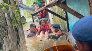 Banjir 1,7 Meter di Kebon Pala, Brimob Evakuasi Lansia dan Anak-anak