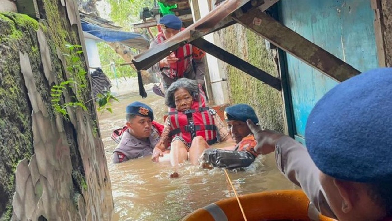 Banjir 1,7 Meter di Kebon Pala, Brimob Evakuasi Lansia dan Anak-anak