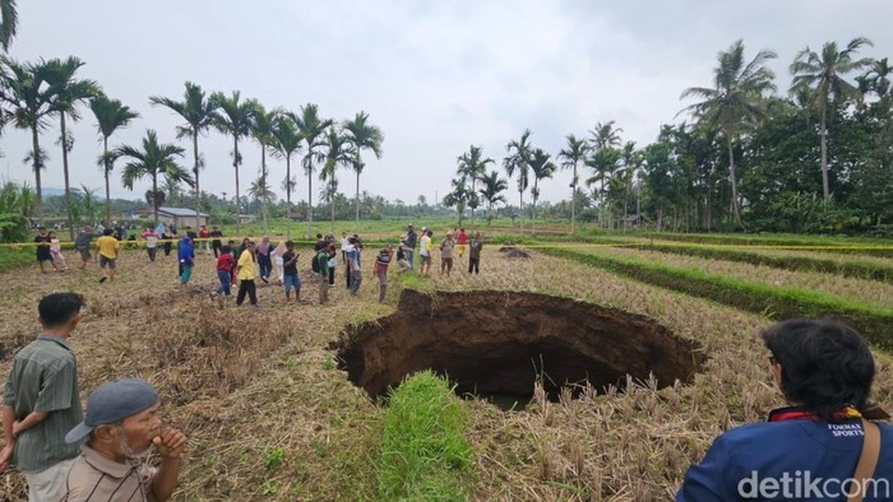 Lubang Raksasa Muncul di Sawah Warga Sumbar Usai Terdengar Suara Ledakan