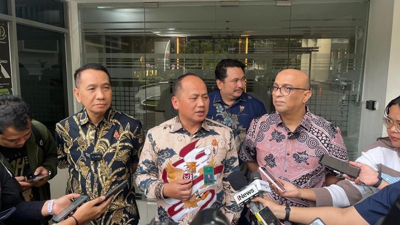 Kejagung Geledah Rumah Eks Menteri LHK Siti Nurbaya Terkait Kasus Tata Kelola Sawit Kejagung Geledah Rumah Eks Menteri LHK Siti Nurbaya Terkait Kasus Tata Kelola Sawit