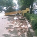 Pecah Ban, Truk Terguling di Cempaka Putih Jakpus, Dua Penumpang Terluka
