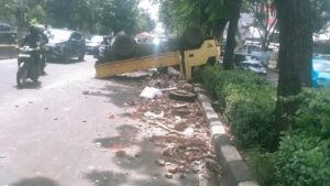 Pecah Ban, Truk Terguling di Cempaka Putih Jakpus, Dua Penumpang Terluka