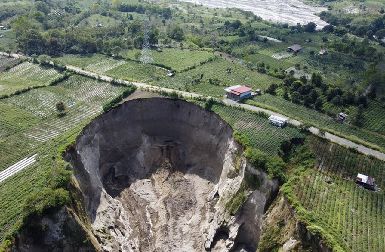 Lubang Raksasa di Aceh Tengah Meluas, Jalan Putus dan Ancam Perkampungan Warga Lubang Raksasa di Aceh Tengah Meluas, Jalan Putus dan Ancam Perkampungan Warga