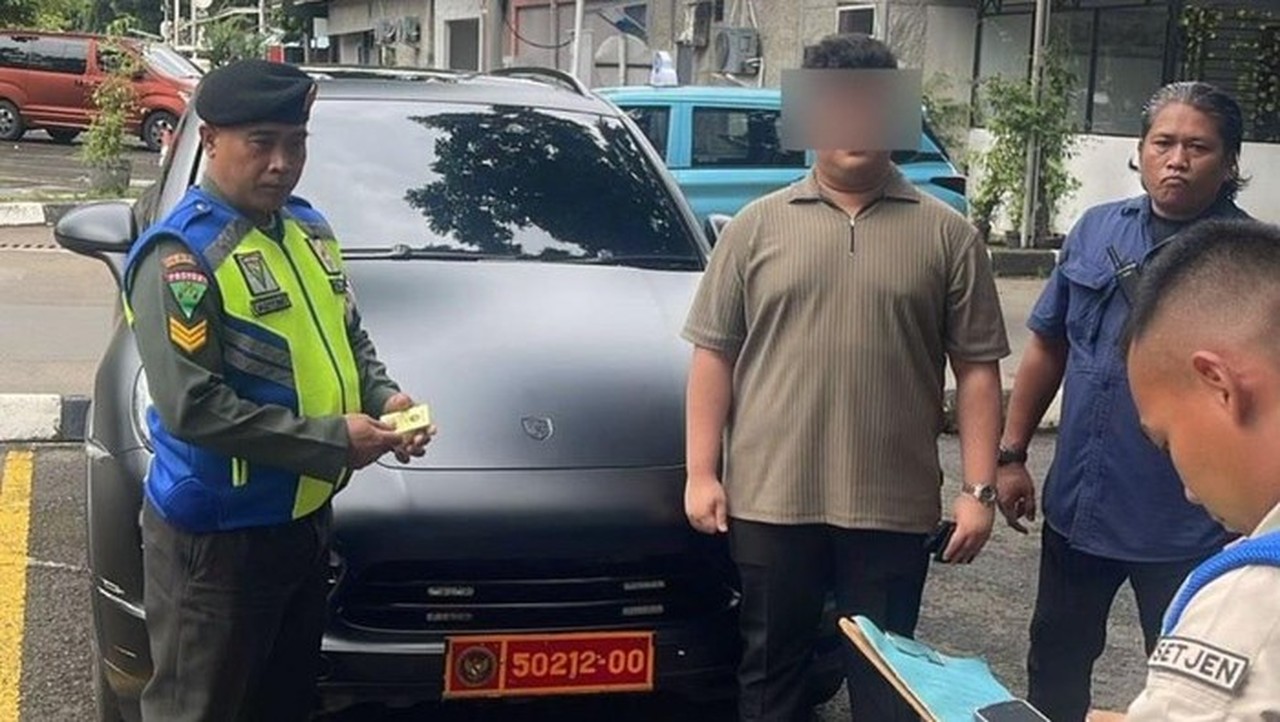 Mobil Porsche Berpelat Dinas Kemhan Ternyata Palsu, Polisi Ungkap Kronologi Penemuan Mobil Porsche Berpelat Dinas Kemhan Ternyata Palsu, Polisi Ungkap Kronologi Penemuan