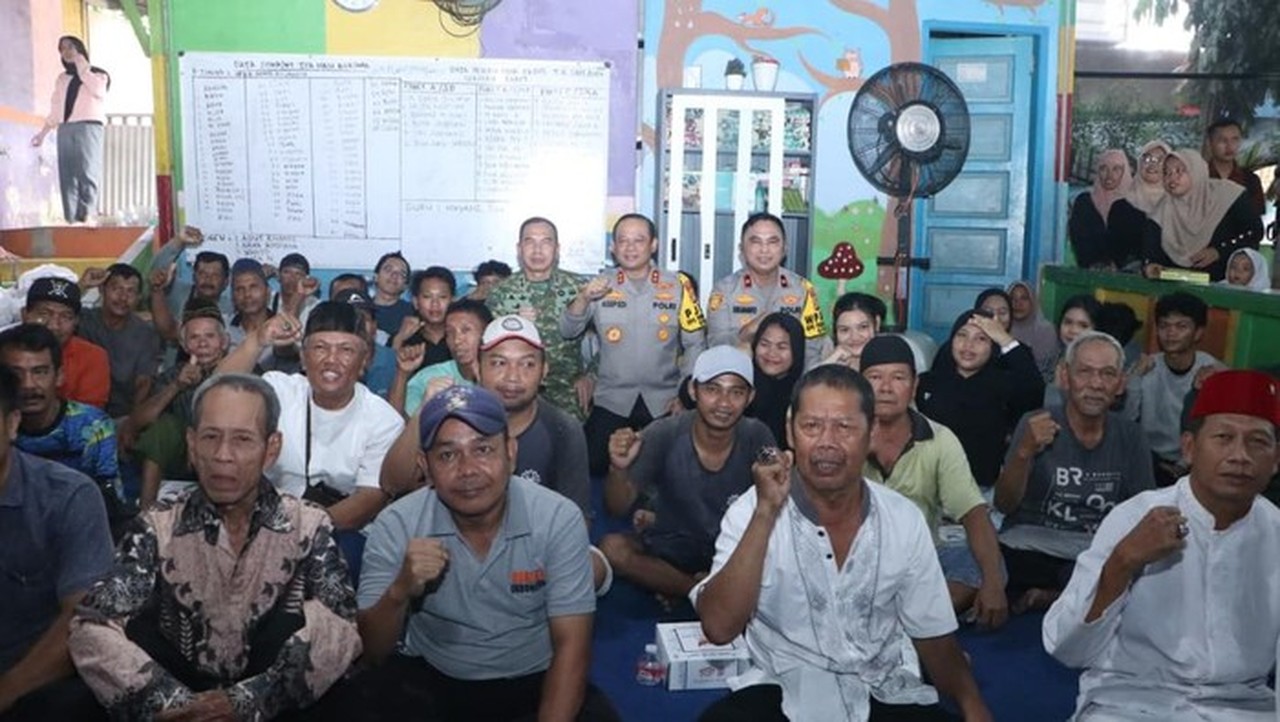 Kapolda Metro dan Pangdam Jaya Pererat Silaturahmi dengan Warga Srengseng, Ajak Jaga Jakarta