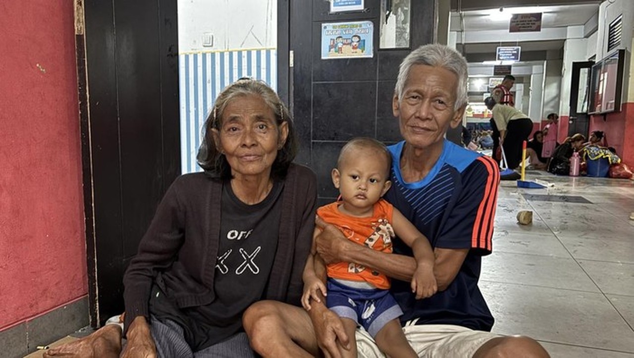 Banjir Kampung Melayu: Pintu Rumah Jebol, Perabotan Terendam Akibat Luapan Kali Ciliwung Banjir Kampung Melayu: Pintu Rumah Jebol, Perabotan Terendam Akibat Luapan Kali Ciliwung