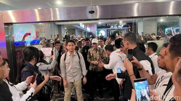 Jokowi Tiba di Makassar, Disambut Meriah Kader PSI Jelang Beri Arahan Rakernas