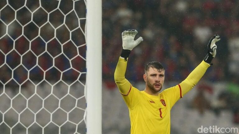 Ajax Amsterdam Resmi Rekrut Maarten Paes, Kiper Timnas Indonesia Dinilai Spesial Ajax Amsterdam Resmi Rekrut Maarten Paes, Kiper Timnas Indonesia Dinilai Spesial