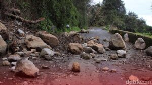 Longsor 500 Meter di Cibubur CBD Bekasi, Akses Jalan Alternatif Ditutup Sementara