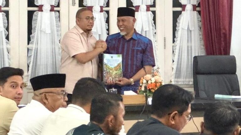 Andre Rosiade Terima Dokumen R3P, Kawal Anggaran Pemulihan Pascabencana Sumatera Barat Andre Rosiade Terima Dokumen R3P, Kawal Anggaran Pemulihan Pascabencana Sumatera Barat