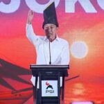 Jokowi Hadiri Rakernas PSI di Makassar, Kenakan Passapu Khas Makassar