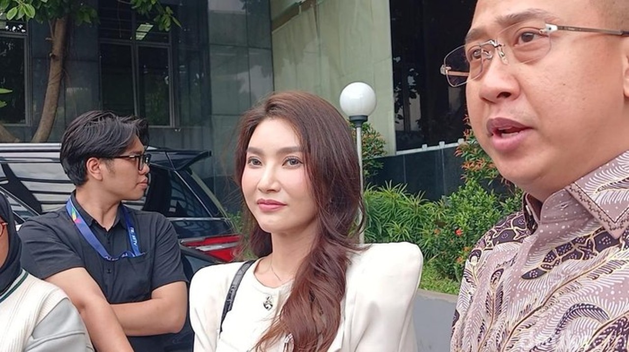 Sarwendah Serahkan Bukti ke Polisi, Tegaskan Thalia Putri Onsu Anak Kandung Ruben Onsu Sarwendah Serahkan Bukti ke Polisi, Tegaskan Thalia Putri Onsu Anak Kandung Ruben Onsu