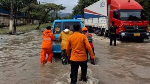 Cilegon Dilanda Banjir Bandang, Jalan Raya Cilegon-Anyer Lumpuh Total