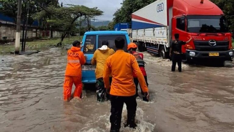 Cilegon Dilanda Banjir Bandang, Jalan Raya Cilegon-Anyer Lumpuh Total